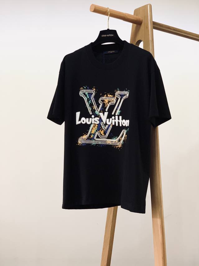 Louisvuitton 路易威登 2024Ss春夏新品 时尚休闲短tee，进口优质高支纯棉面料打造，舒适透气，质地超赞，胸前勾勒刺绣印花刺绣图案，背后贴布标识