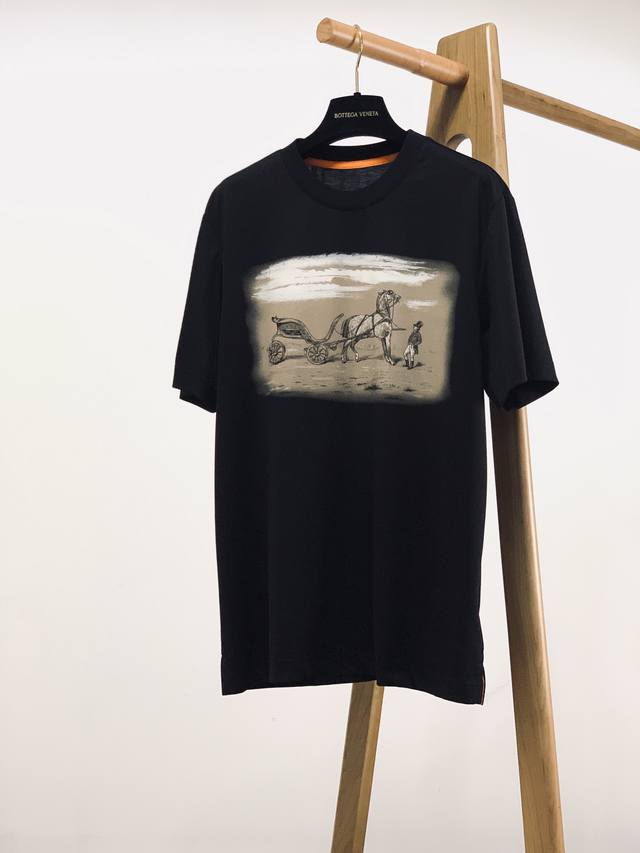 Hermès 爱马仕 2024Ss春夏新品 男士高级休闲短tee，标志性设计衔元素，亮眼时髦，品质感档次感都足够出色。不需要过多logo，懂的人自然明白你穿的是