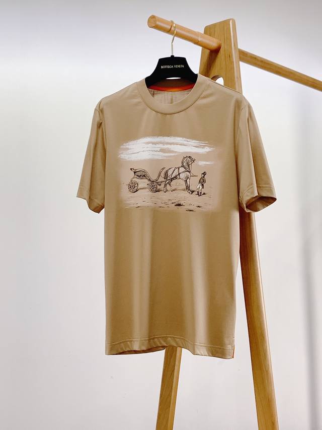 Hermès 爱马仕 2024Ss春夏新品 男士高级休闲短tee，标志性设计衔元素，亮眼时髦，品质感档次感都足够出色。不需要过多logo，懂的人自然明白你穿的是