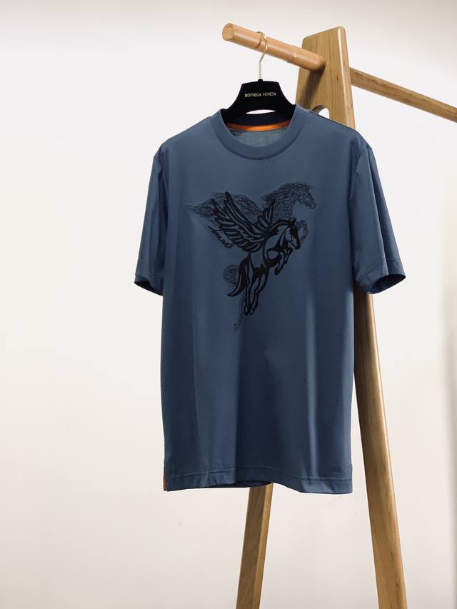 Hermès 爱马仕 2024Ss春夏新品 男士高级休闲短tee，标志性设计衔元素，亮眼时髦，品质感档次感都足够出色。不需要过多logo，懂的人自然明白你穿的是