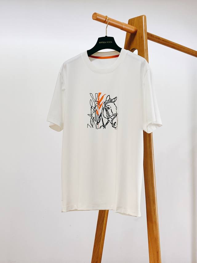 Hermès 爱马仕 2024Ss春夏新品 男士高级休闲短tee，标志性设计衔元素，亮眼时髦，品质感档次感都足够出色。不需要过多logo，懂的人自然明白你穿的是