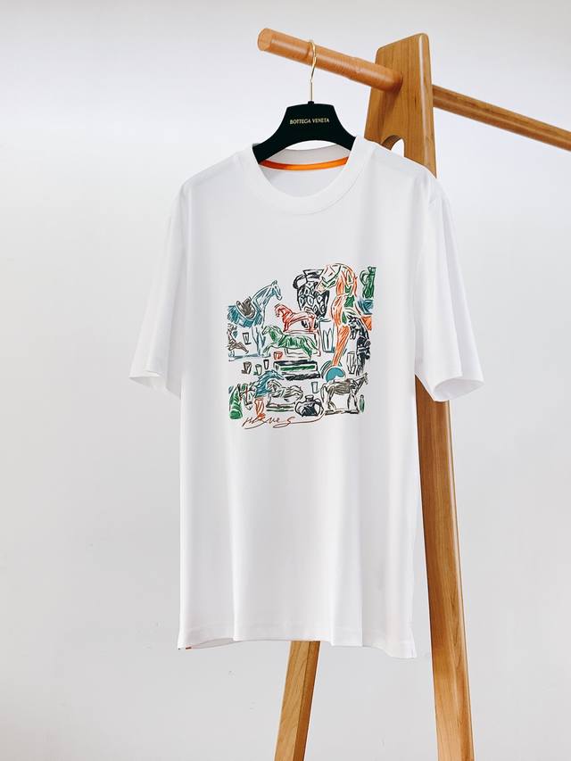 Hermès 爱马仕 2024Ss春夏新品 男士高级休闲短tee，标志性设计衔元素，亮眼时髦，品质感档次感都足够出色。不需要过多logo，懂的人自然明白你穿的是