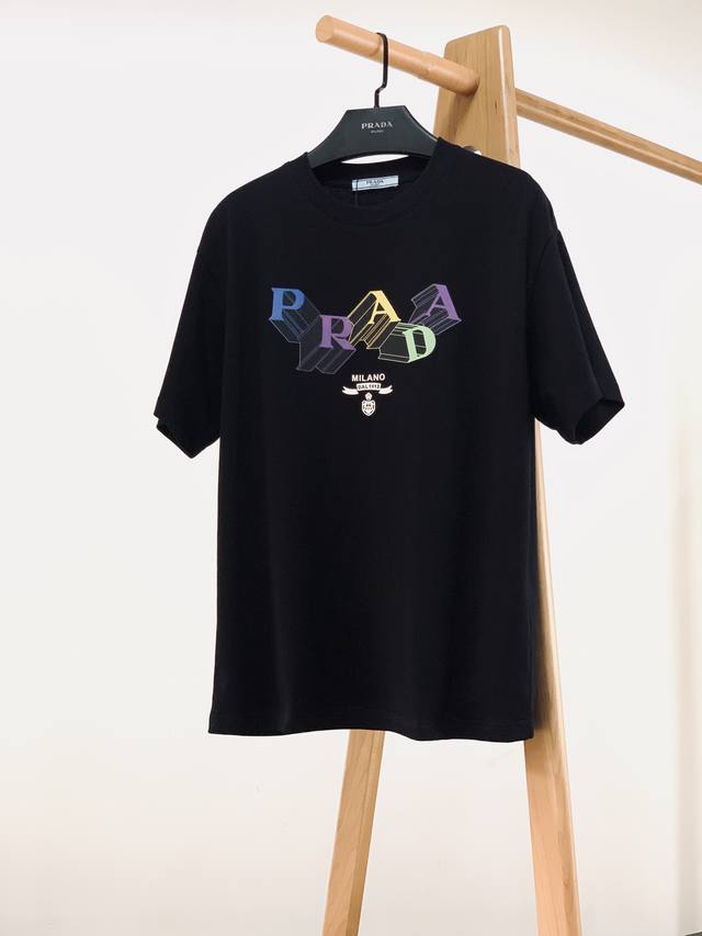 Prada 普拉达 2024Ss春夏新品 重磅级尤物单品，官网在售系列。奢侈一线大牌的御用面料厂织造，手感柔软舒适，穿着无累赘感，吸湿透气，弹性与垂感颇佳。胸前