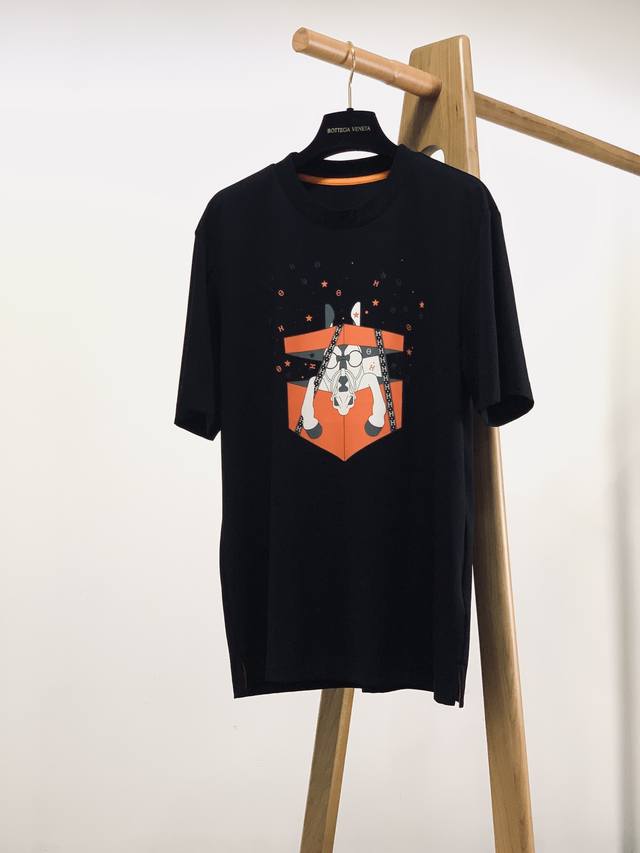 Hermès 爱马仕 2024Ss春夏新品 男士高级休闲短tee，标志性设计衔元素，亮眼时髦，品质感档次感都足够出色。不需要过多logo，懂的人自然明白你穿的是