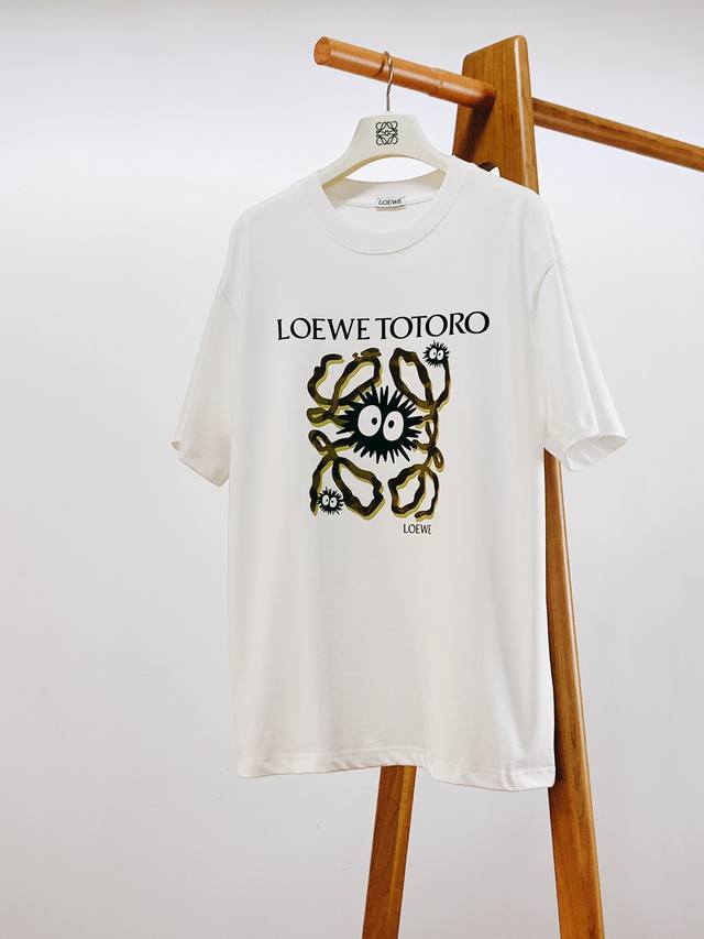 Loewe 罗意威 2024Ss春夏新品 休闲印花短袖，重磅级尤物单品，官网在售系列。奢侈一线大牌的御用面料厂织造，手感柔软 舒适，穿着无累赘感，吸湿透气，弹性