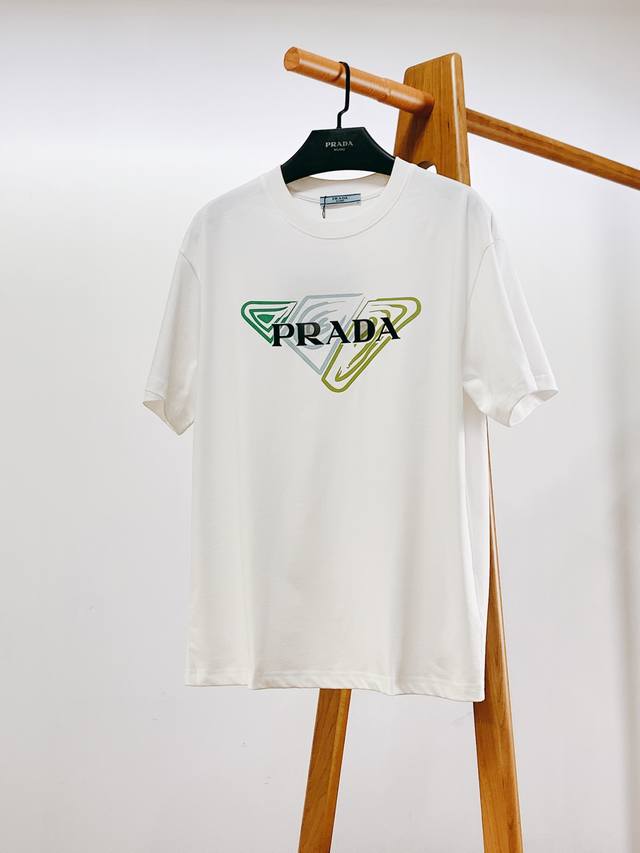 Prada 普拉达 2024Ss春夏新品 重磅级尤物单品，官网在售系列。奢侈一线大牌的御用面料厂织造，手感柔软舒适，穿着无累赘感，吸湿透气，弹性与垂感颇佳。胸前