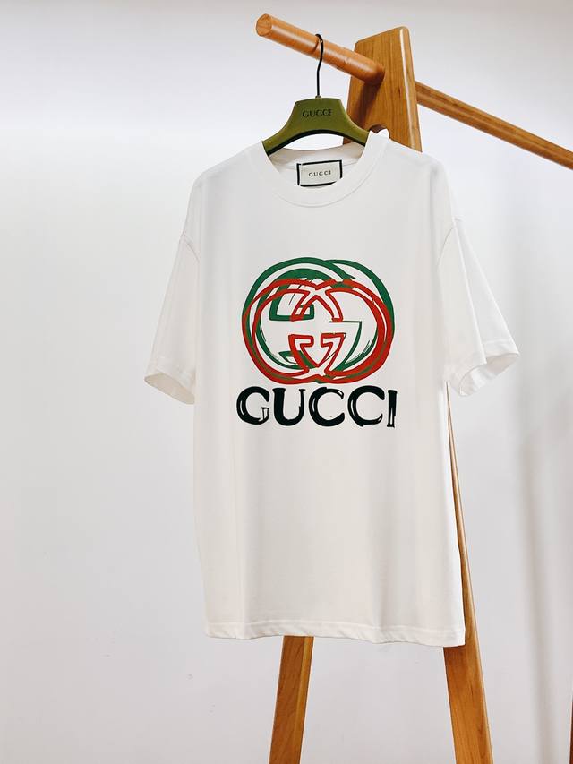 Gucci 古驰 2024Ss春夏新品 Gg字母印花圆领短袖t恤，以缀饰活力印花的运动单品，迎接温暖季节的到来。品牌织带继续为整个设计注入复古气息，品牌标识细节