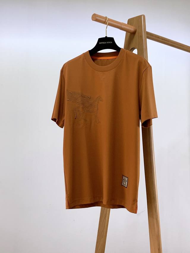 Hermès 爱马仕 2024Ss春夏新品 男士高级休闲短tee，标志性设计衔元素，亮眼时髦，品质感档次感都足够出色。不需要过多logo，懂的人自然明白你穿的是