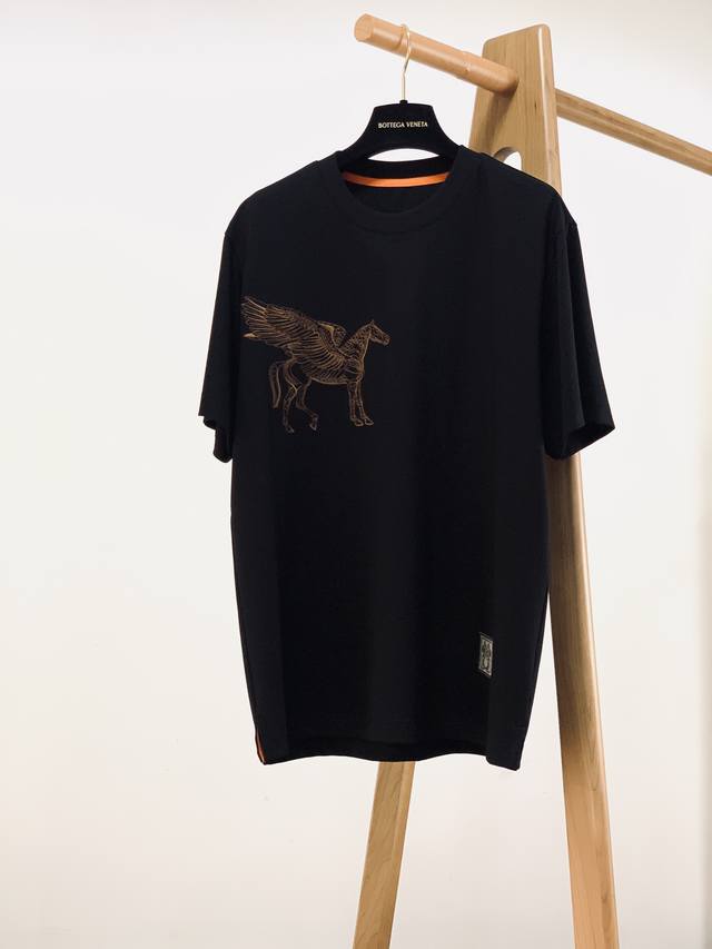 Hermès 爱马仕 2024Ss春夏新品 男士高级休闲短tee，标志性设计衔元素，亮眼时髦，品质感档次感都足够出色。不需要过多logo，懂的人自然明白你穿的是