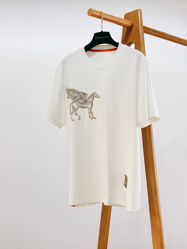 Hermès 爱马仕 2024Ss春夏新品 男士高级休闲短tee，标志性设计衔元素，亮眼时髦，品质感档次感都足够出色。不需要过多logo，懂的人自然明白你穿的是