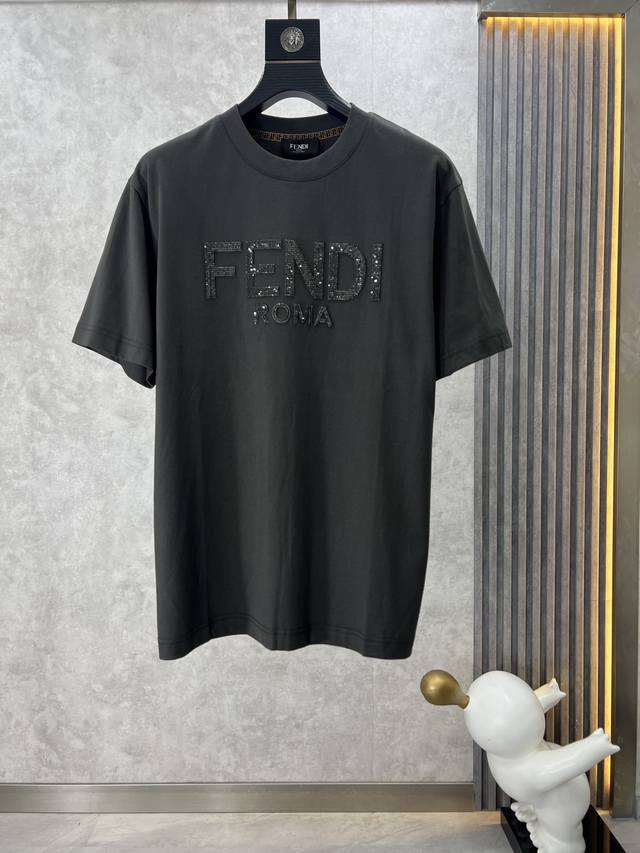 Fendi 芬迪 24Ss春夏新款棉质圆领短袖t恤 罗纹领口 胸前亮片工艺 优质纯棉面料定制 标准版型 三色 男女同款l 码数：S M L Xl Xxl