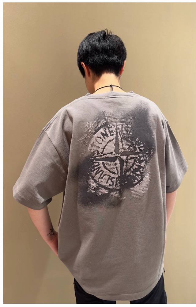 款号：0A57 Stone Island石头岛ss24Cleanft纯色 Dirtyft后背印花徽标印花圆领套头短袖t恤 面料：240G纯棉双纱面料 辅料：全套