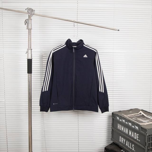 款号：0A Adidas阿迪达斯qq糖同款立领 Hc9952亚洲版立领夹克外套 金典款 男女同款 专柜定色定染 同款藏蓝色面料，同款提花记忆面料硬度适中，上身挺