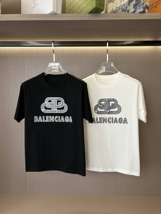 Balenciaga 巴黎世家 短袖t恤 黑色 24新款 胸前双b立体胶印环绕，Logo凹凸不平，更具立体感和时尚感 男女同款 面料环保透气纯棉，舒爽透气 颜色