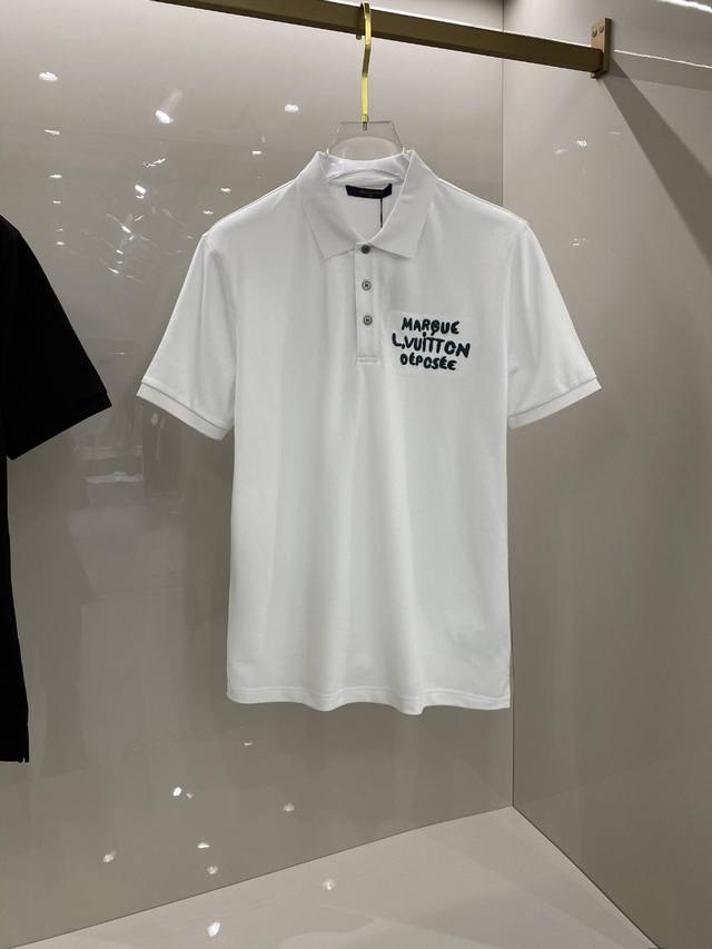 Lv 男士时装款翻领polo衫，香港洋行渠道货，24年春夏新品，经典明星级单品，广告画册形象大片搭配款，颜值系与品质兼备的一款polo衫！每一季男装的出现都备受 - 点击图像关闭