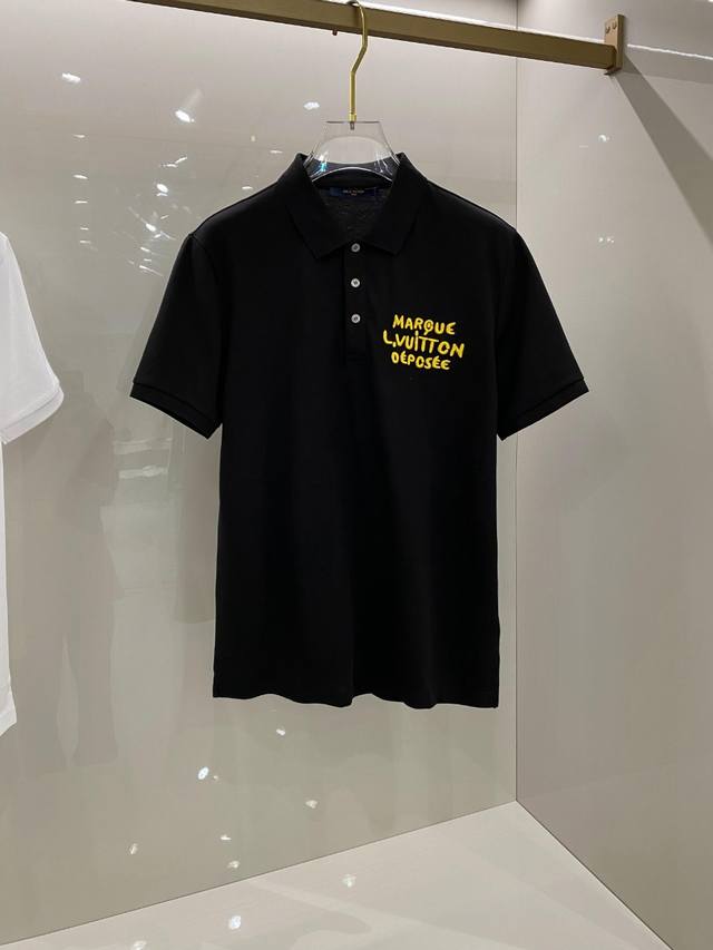 Lv 男士时装款翻领polo衫，香港洋行渠道货，24年春夏新品，经典明星级单品，广告画册形象大片搭配款，颜值系与品质兼备的一款polo衫！每一季男装的出现都备受