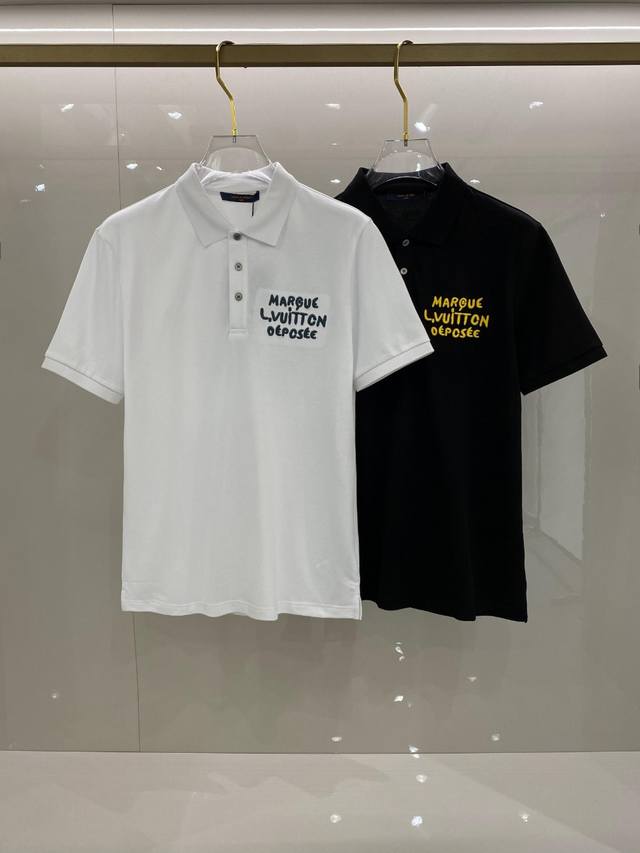 Lv 男士时装款翻领polo衫，香港洋行渠道货，24年春夏新品，经典明星级单品，广告画册形象大片搭配款，颜值系与品质兼备的一款polo衫！每一季男装的出现都备受