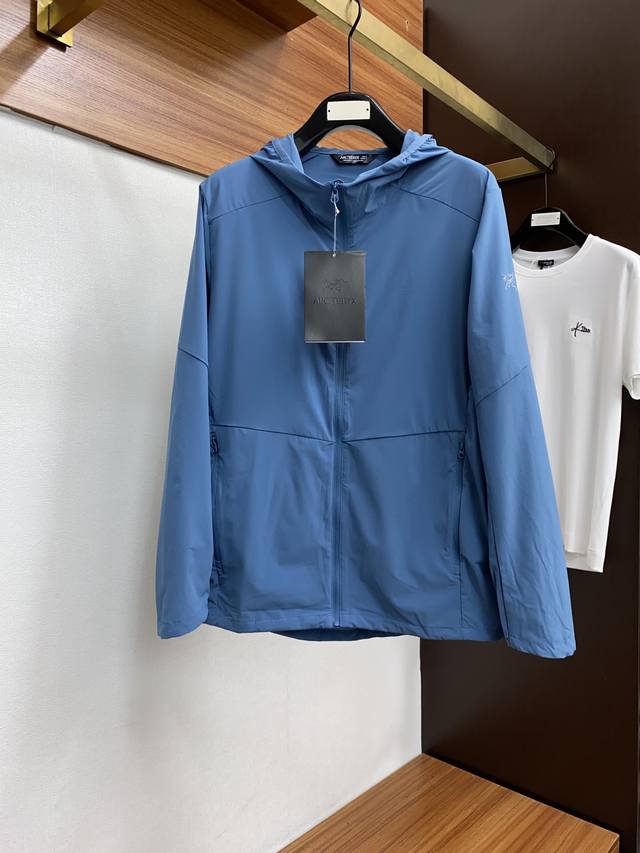 Arcteryx 始祖鸟，2024春夏aw新品，时尚休闲立领外套，专柜同步有售，原单狠货，进口原版面料，工艺极度复杂，视觉相当雅致时髦，高贵而优雅，从主体面料到