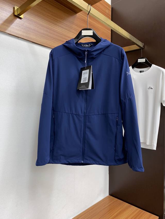 Arcteryx 始祖鸟，2024春夏aw新品，时尚休闲立领外套，专柜同步有售，原单狠货，进口原版面料，工艺极度复杂，视觉相当雅致时髦，高贵而优雅，从主体面料到