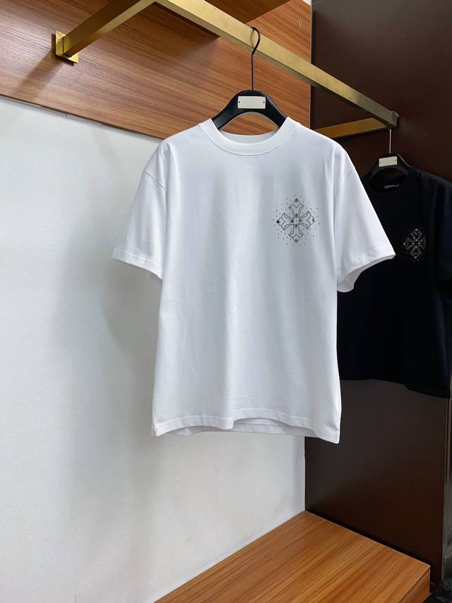 克罗心 2024Ss新款短袖 T恤 合身版型 S-Xxl 这款短袖t以今年专柜品牌logo设计元素，展现了品牌独特的艺术审美和时尚触觉 肩膀特色风格粗针刺绣装饰 - 点击图像关闭