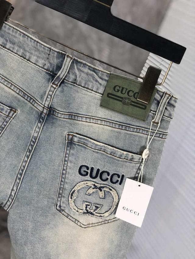 Gucci。2024春夏新品男士牛仔裤 面料弹性好。独家发售 官网同步 Y时尚优雅采用原色酵母水洗工艺 精选进口重磅丹宁牛仔面料 配专柜五金装饰 真皮皮牌 M精 - 点击图像关闭