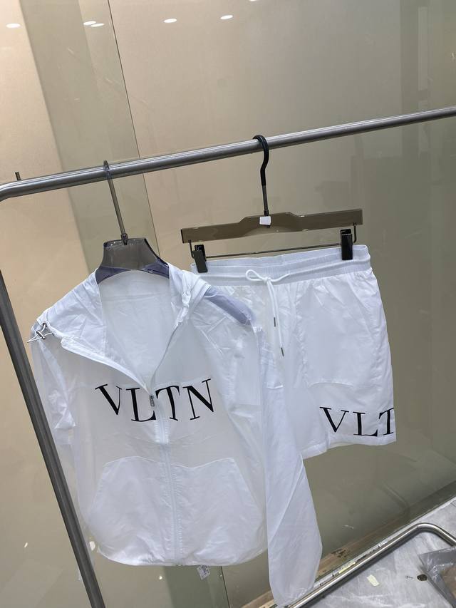 Vltn 华伦重磅推荐！整套出不拆分售春夏季新品连帽长袖防晒服短裤套装 十足腔调 上身非常的赞 超有型 绝对是吸引回头率的利器！时尚潮流套装。采用进口面料，舒适