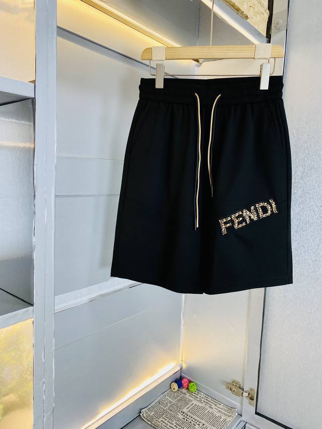 官网原单货 可穿200斤芬迪fendi 简约时尚 2024夏款夏季休闲裤短裤五分裤身穿着非常舒适 低调不失奢华 穿出去非常有档次,裤型款式和裁剪亦无需多言 上身