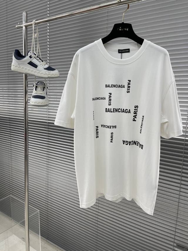 Balenciag 2024S新款圆领短袖. 巴黎家对于大家耳熟能详，特别是服饰类目每一款都会受到潮人们的争相演绎，涂鸦搭配logo结合.简直就是视觉享受.优选