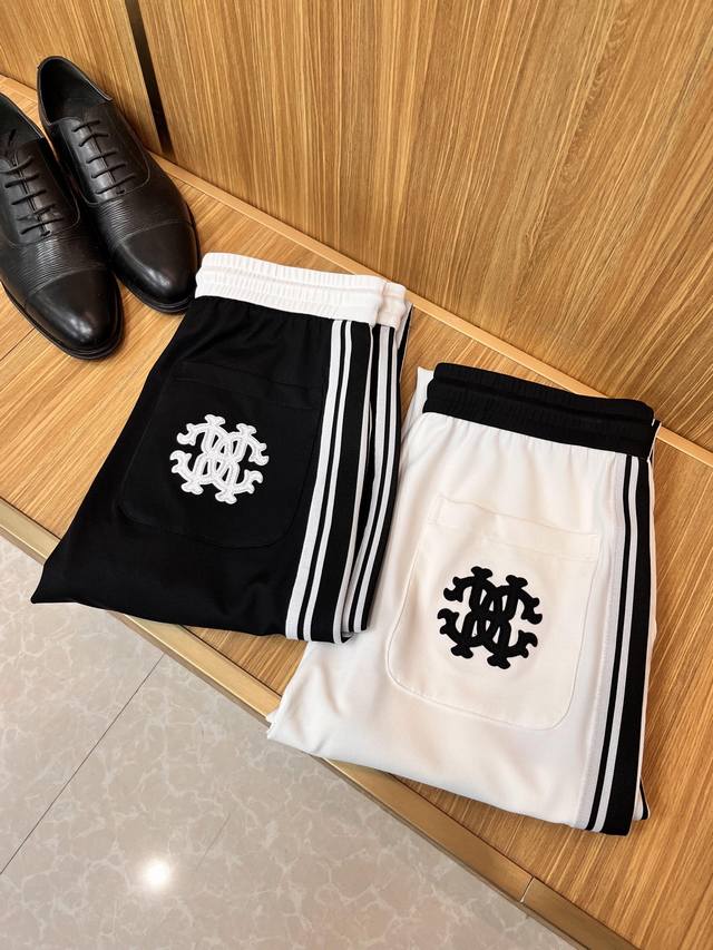 卡沃利休闲裤 春季新品 原单专柜休闲裤，奢华经典品牌原版logo配饰 专柜热销款 身穿着非常舒适 低调不失奢华 穿出去非常有档次 裤型款式和裁剪亦无需多言 上身