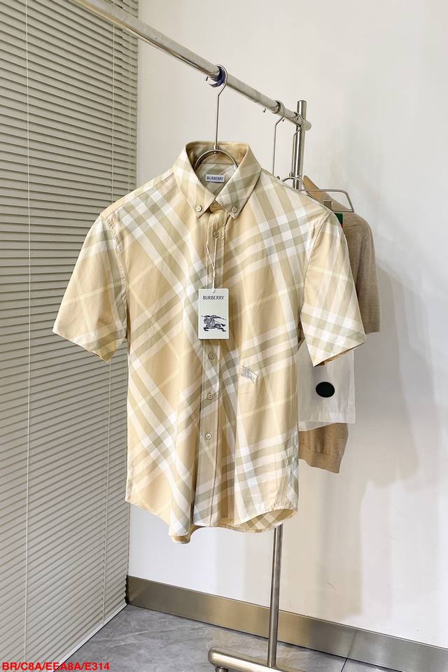 E314 Br Burberry 2024 Ss 春夏新款 针织翻领短袖衬衣 定制格纹棉质混纺面料 下摆小logo战马刺绣 同色系纽扣开合门襟 后颈处纽扣细节