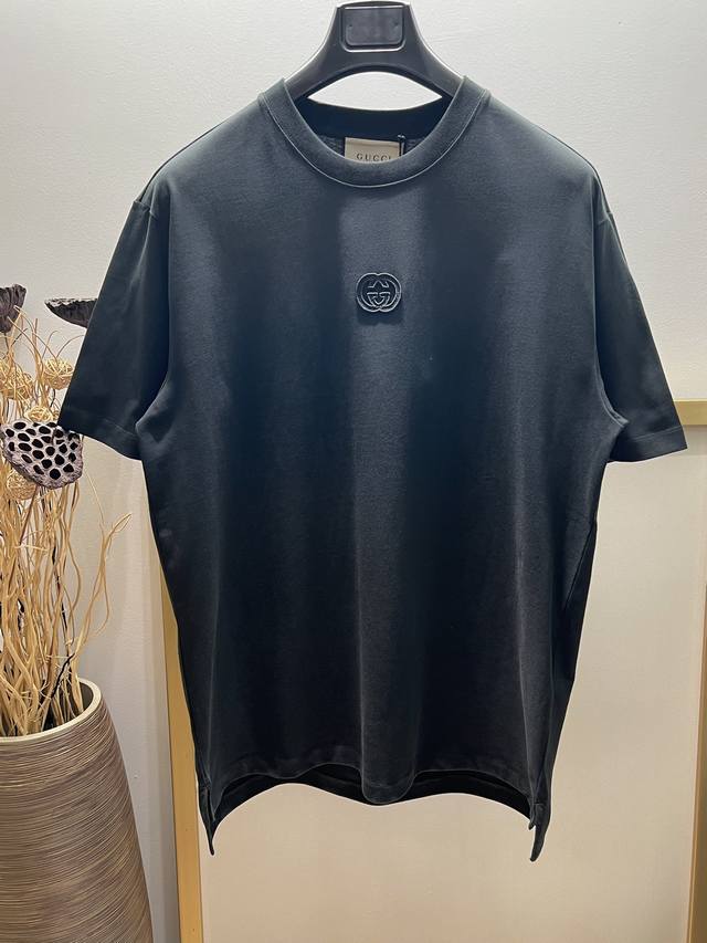 A16805# Size：S M L Xl 黑 白两色 男女同款 G家g*Cci 古驰 2024Fw 互扣式双g刺绣贴饰开叉半袖t恤衫 经典款百搭减龄款 纯棉制 - 点击图像关闭