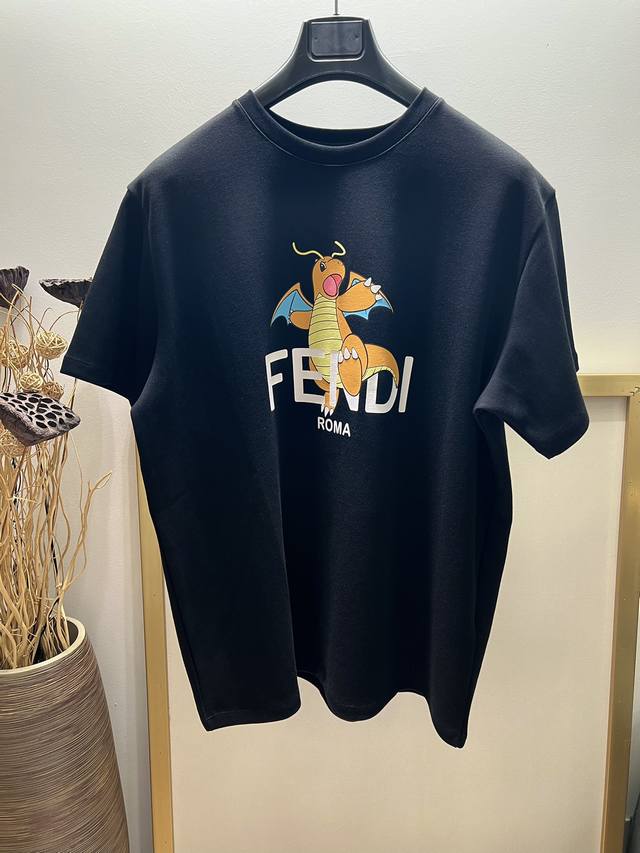 Size：S M L Xl 黑 白两色 Os宽松版 男女同款 A16805# 芬迪 Fe*Di 2024Fw 早春新品超级联名版 Fendi&宝可梦#宝可梦 #