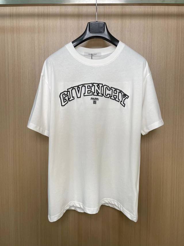 Gvc重工贴布刺绣t恤。 胸前饰以白色givenchy College标志刺绣 男女情侣款 出街配搭必备单品 黑白双色 码数s-Xl