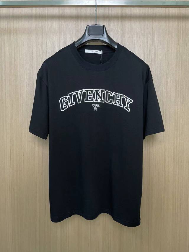 Gvc重工贴布刺绣t恤。 胸前饰以白色givenchy College标志刺绣 男女情侣款 出街配搭必备单品 黑白双色 码数s-Xl