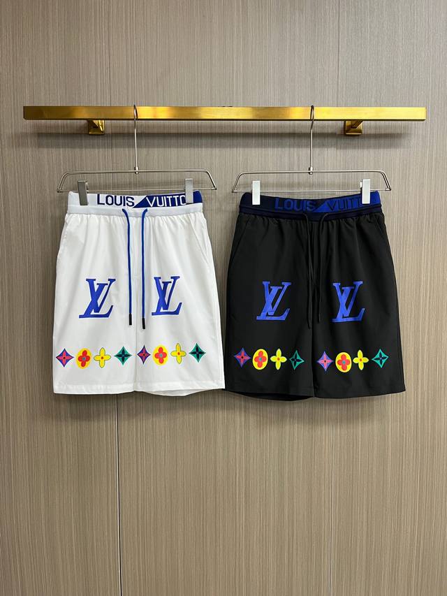 Lv 2024Ss夏季新款，原单专柜休闲短裤，奢华经典品牌原版logo配饰 专柜热销款 身穿着非常舒适 低调不失奢华 穿出去非常有档次 裤型款式和裁剪亦无需多言