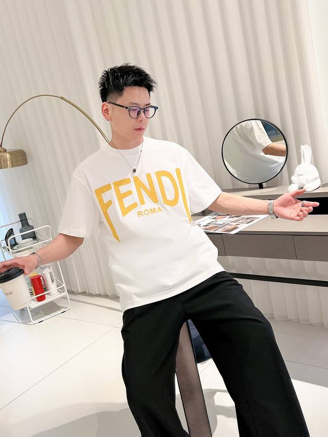 Dc圆领t恤 24Ss夏季出品新款系列！-Fend*I男士圆领短袖t恤，纯棉时尚休闲略宽松t恤，简约个性高级风，胸前经典黄色烫胶f家字母logo标识，黄色烫胶字