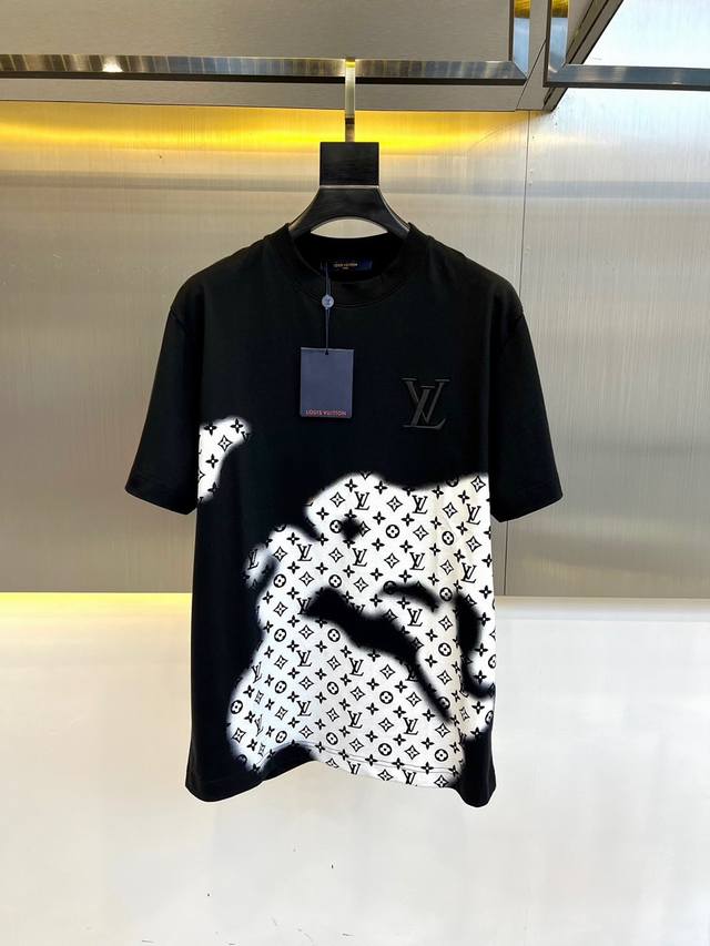 Lv、2024春夏新款印花标识刺绣logo装饰短袖t恤。客供进口100%全棉材质制成，面料手感丝滑柔软，透气亲肤性极佳，着身无比的舒适，整体质感相当之高！衣身胸