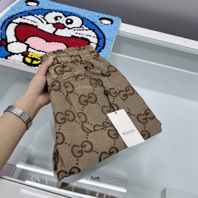 Gucci 2024夏季新款男士休闲短裤，高级定制面料透气面料 透气弹力舒适度极高，细节无可挑剔，顶级辅料配备，原版logo设计理念，手感细腻柔软！上身版型超赞