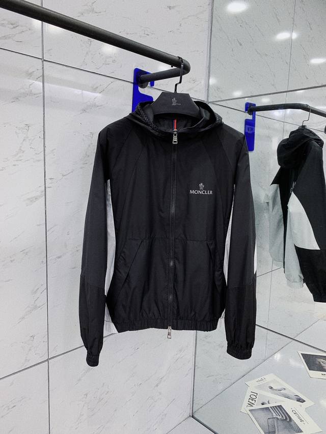 Moncler 蒙口 2024Ss早春新品 休闲夹克外套，高端一线成衣系列！高端经典商务休闲系列，通体的设计以极简方式呈现。面料与辅料皆为客供，百年工坊定织定染