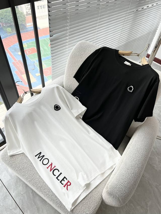 Moncler蒙家 2024春夏男女同款情侣款最新的贸易订单短袖t恤，全品相！！网红款！采用logo图案刺绣设计！上身舒适透气，不僵硬，整体有着丰富的立体感，品