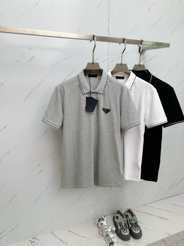 Prada 家男士时装款商务休闲polo马球衫，香港洋行渠道货，24年春夏新品，经典明星级单品，广告画册形象大片搭配款，颜值系与品质兼备的一款polo衫！！ 极