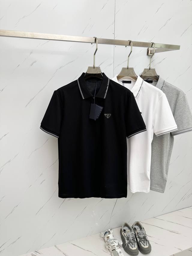 Prada 家男士时装款商务休闲polo马球衫，香港洋行渠道货，24年春夏新品，经典明星级单品，广告画册形象大片搭配款，颜值系与品质兼备的一款polo衫！！ 极