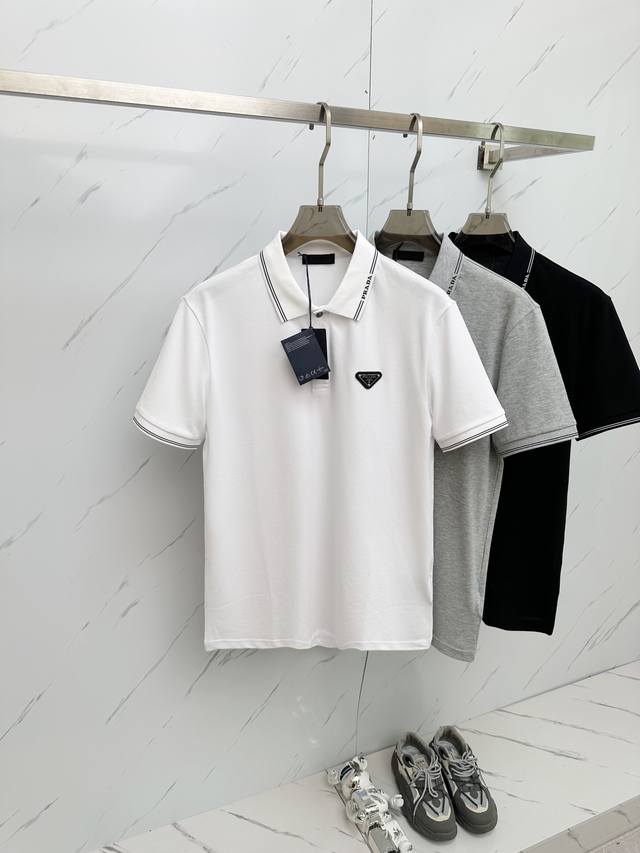 Prada 家男士时装款商务休闲polo马球衫，香港洋行渠道货，24年春夏新品，经典明星级单品，广告画册形象大片搭配款，颜值系与品质兼备的一款polo衫！！ 极