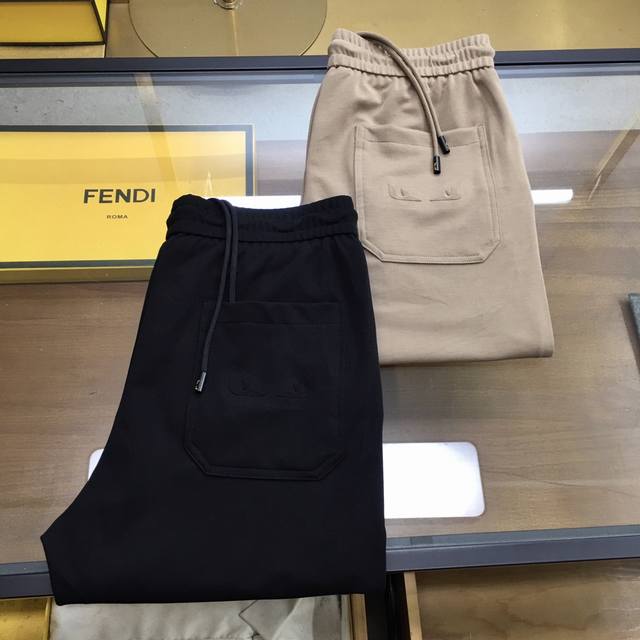 新品上市 Fend..I 2024春夏新款，休闲松紧腰高端休闲裤，采用长绒棉超细平纹面料，穿着柔软服适绣气，具有丝滑柔顺亲肤的触感，有质感上档次。设计上加入了当