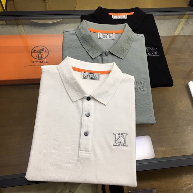 专柜新品 爱...士 2024春夏专柜新品 时尚polo 翻领短袖 高级定制百搭款式 任何人都可以轻松驾驭 面料全订制工艺 胸前奢华经典品牌logo设计，非常显