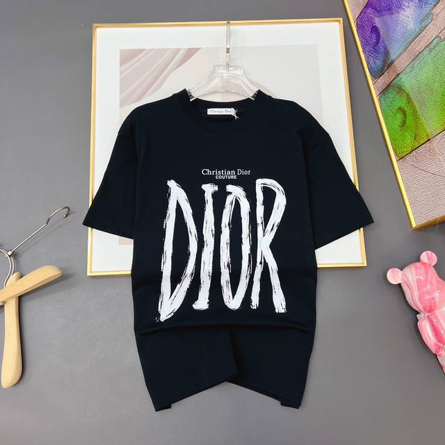 Dior 迪奥 2024夏季新品时尚经典圆领短袖时尚单品设计，更加时尚舒适，高标准定制，上身非常有型，胸前奢华品牌经典logo 图案 客供辅料，客供进口高档面料