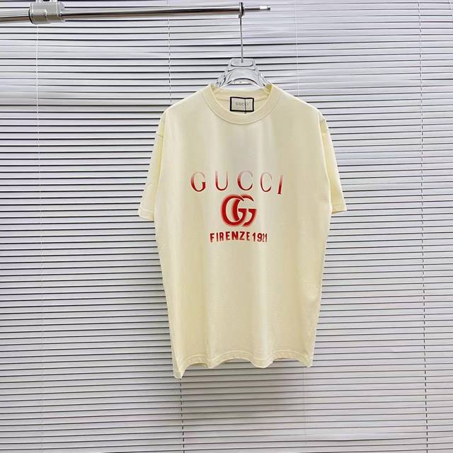 Gucc* 2024夏季新款 字母logo印花 定制面料 短袖t恤 男女同款 尺码：S M L Xl Xxl 五个码 颜色：黑色 杏色 S码：110斤-130斤 - 点击图像关闭