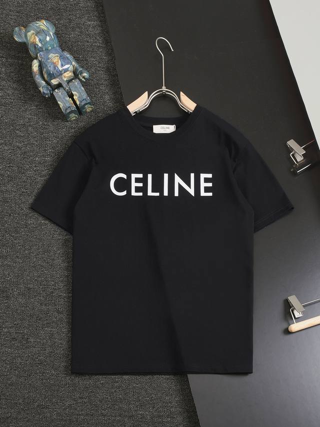 Celine，Ce字母logo标识情侣款橄榄绿、黑色短袖t恤。人手必备的新配色，Ce高级极简风标的最新款 超级好看的橄榄绿，复古时尚，低调富有质感！客供进口针织