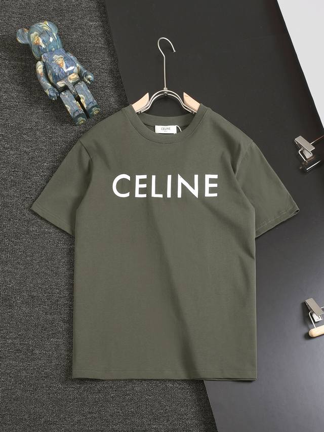 Celine，Ce字母logo标识情侣款橄榄绿、黑色短袖t恤。人手必备的新配色，Ce高级极简风标的最新款 超级好看的橄榄绿，复古时尚，低调富有质感！客供进口针织