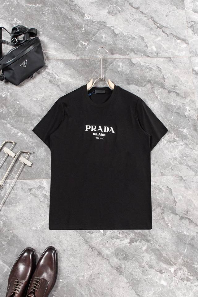 New# Prada 普拉达 2024Ss圆领短袖t恤#客供进口220克100%棉面料，以天然植物纤维提炼出来，手感柔软，穿着舒适，完全不易有刺激皮肤，这样的面